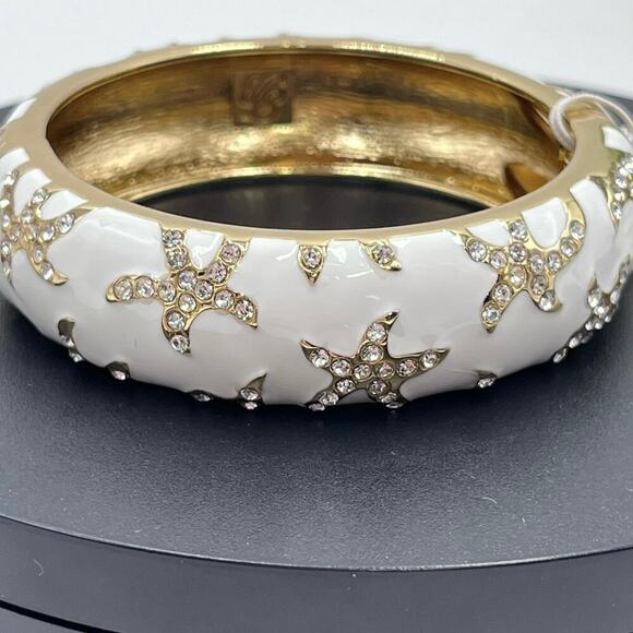 TOMMY BAHAMA GOLD PLATED
WHITE PAVE RHINESTONE STARFISH
BRACELET NWT - Picture 1 of 10